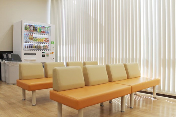 医療法人社団寧篤会 内房整形外科クリニック　待合室